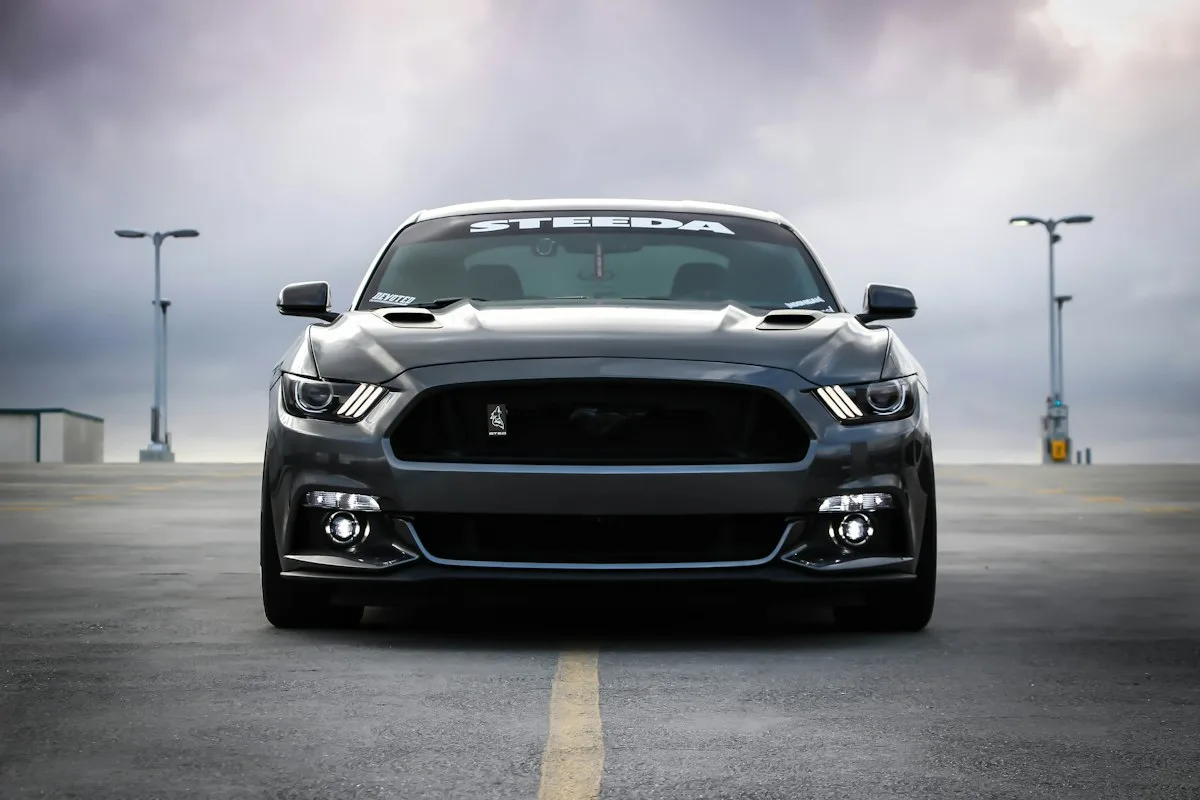 Ford Mustang grise vue de face sur un parking
